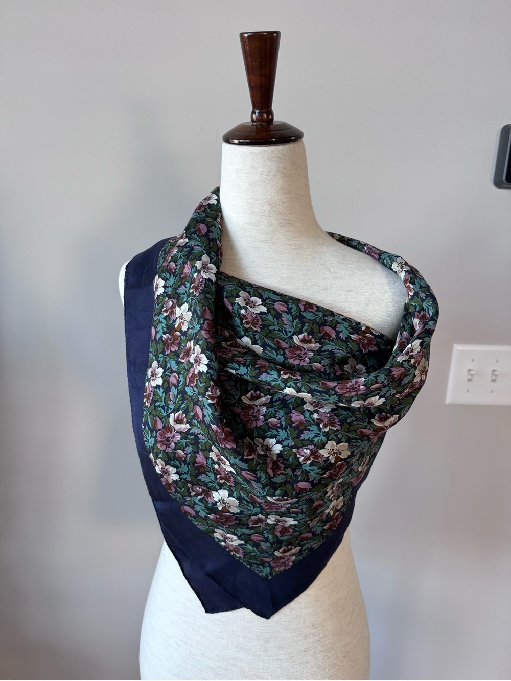 Vintage! Club 7 Echo - Navy Floral Silk Square Square Scarf - Picture 2 of 6